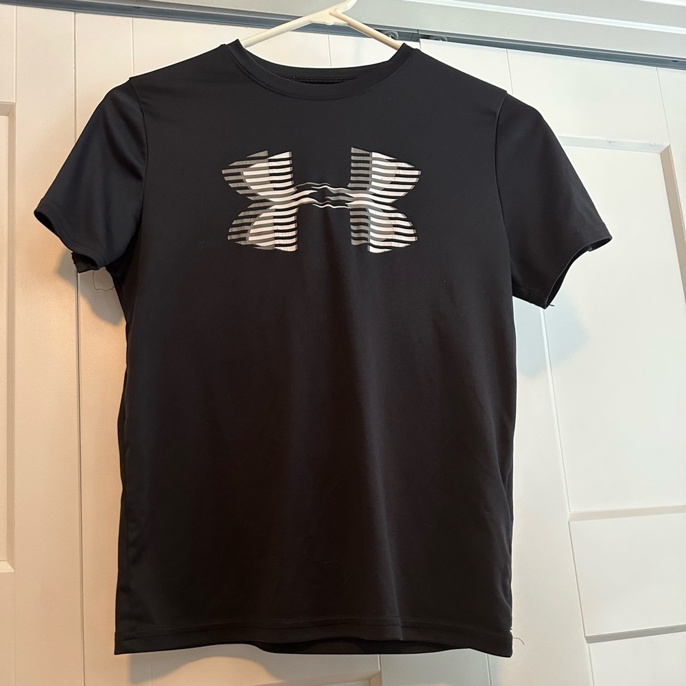 Boys underarmour t-shirt